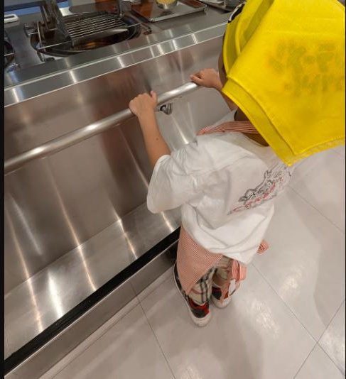 チキンラーメンファクトリーで生地づくりに取り組む子供の手元
