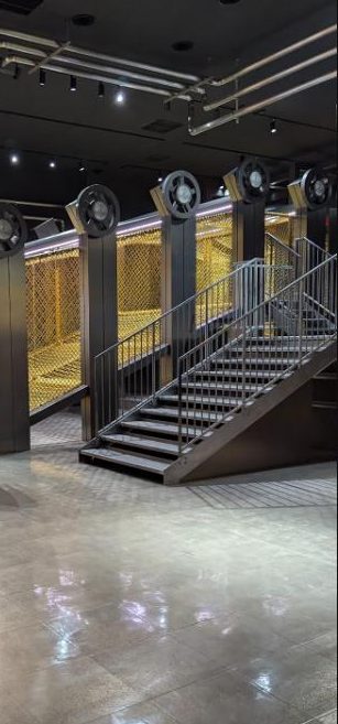 カップヌードルミュージアム横浜の工場をイメージした展示空間の階段