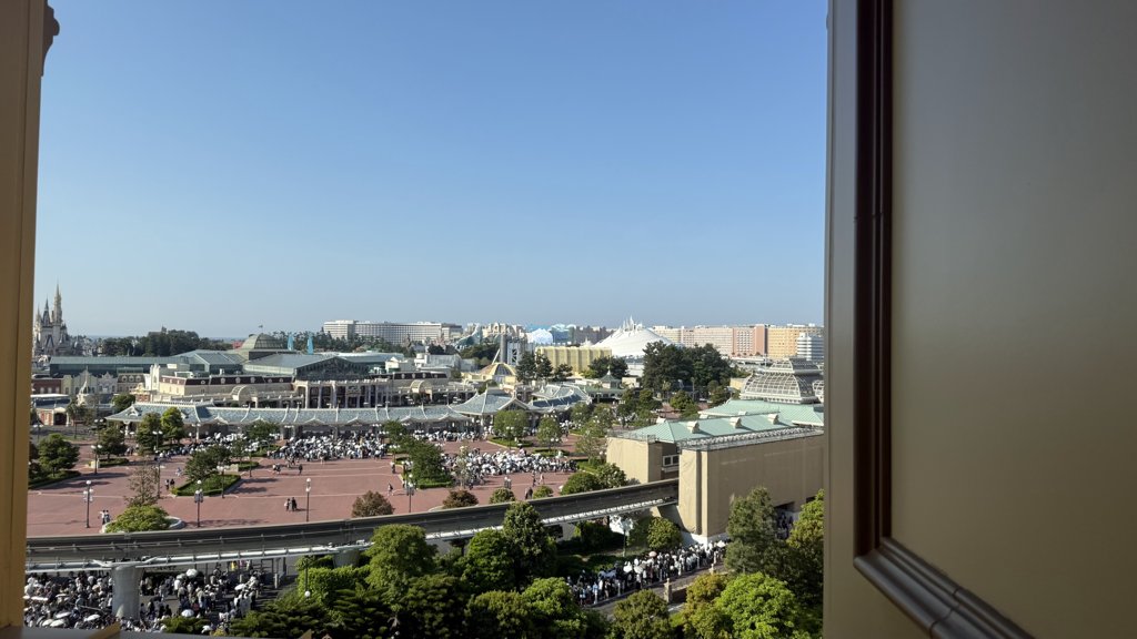 東京ディズニーランドホテルの客室から見たパークビューの眺め