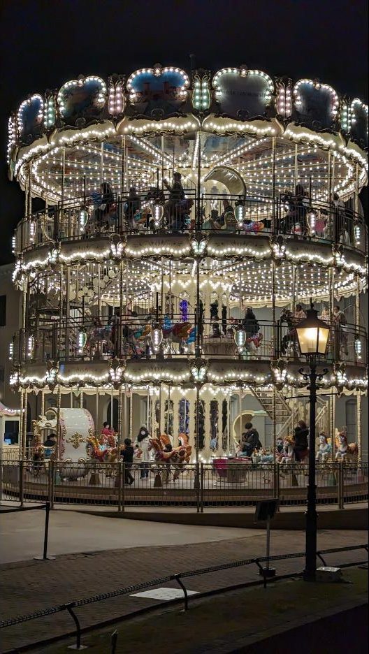ハウステンボスの3階建てメリーゴーランド(夜・イルミネーション)