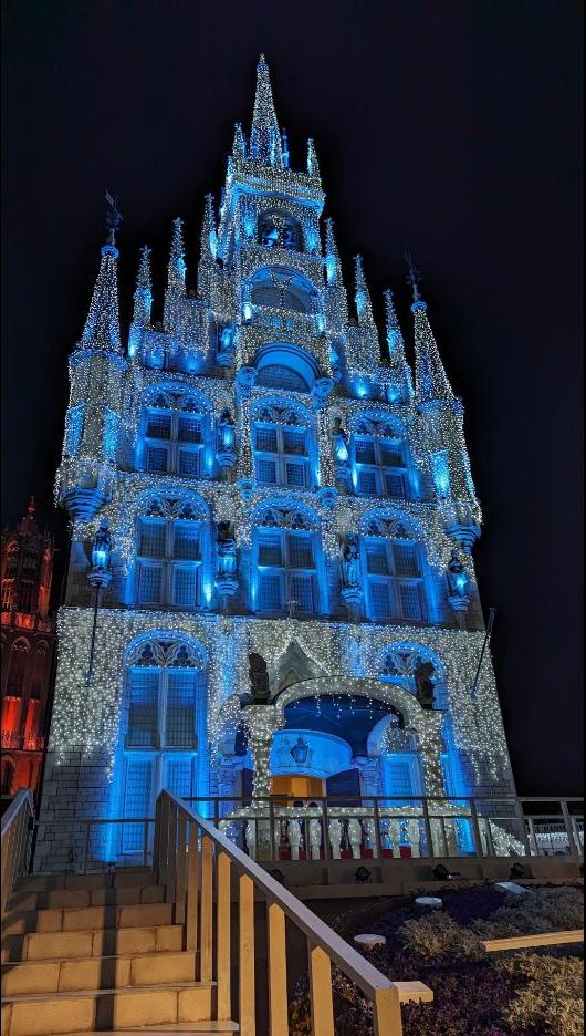 白と青の光に包まれたハウステンボスの建物(夜のイルミネーション)