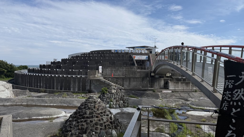 道の駅鴨川オーシャンパークの外観。棚田をイメージした階段状の建物