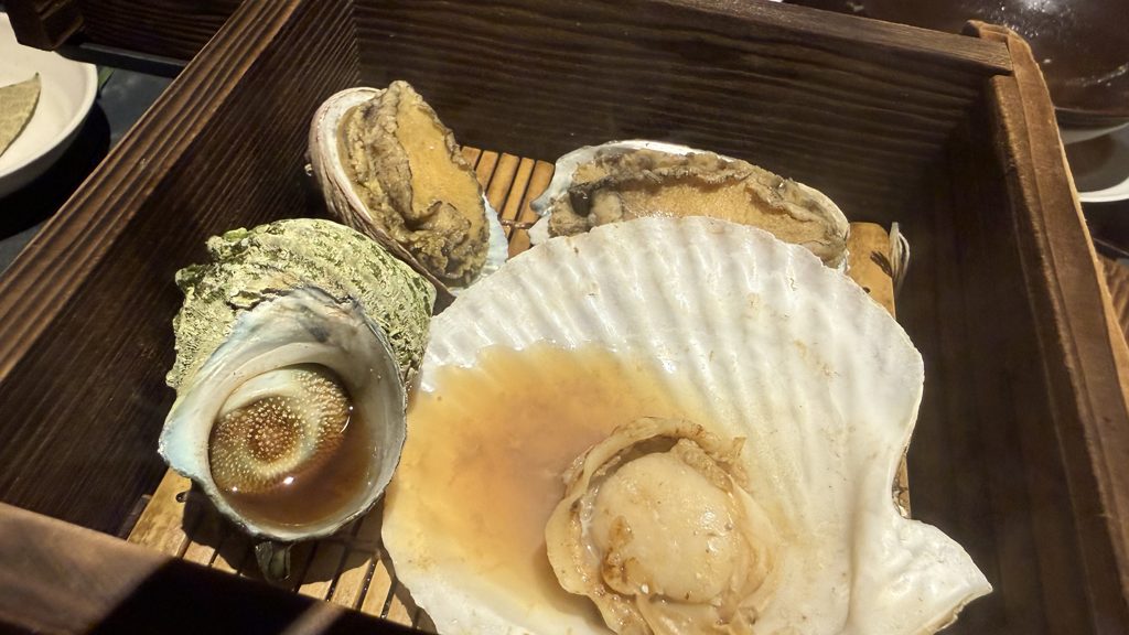 鬼怒川観光ホテルの夕食ブッフェの海鮮蒸し（サザエ・ホタテ）