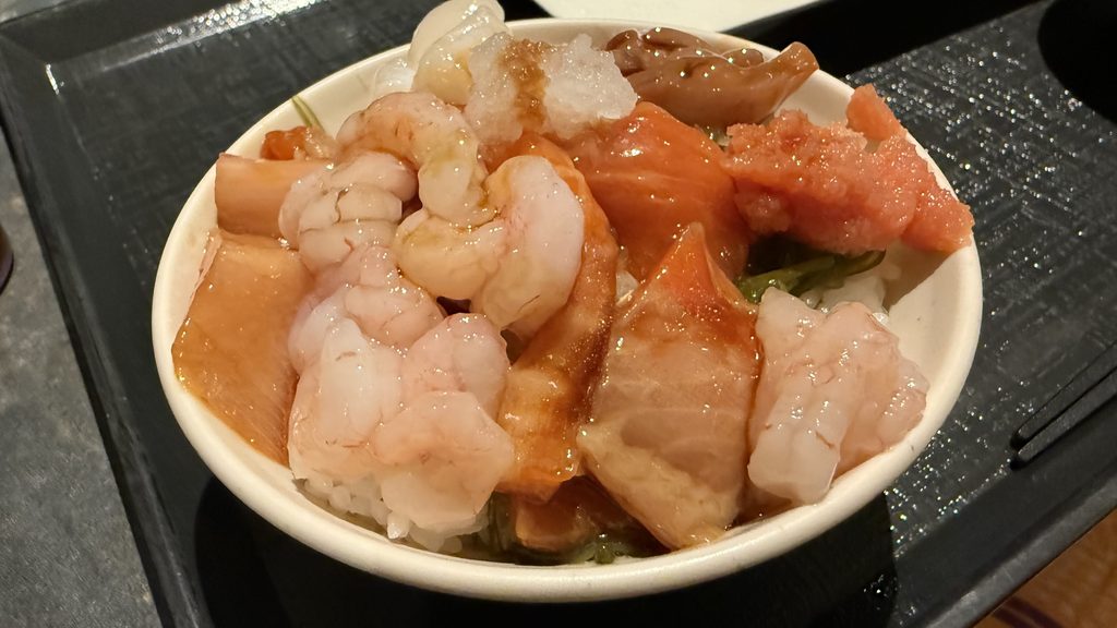 大江戸温泉物語Premium鬼怒川観光ホテルのブッフェで作った海鮮丼