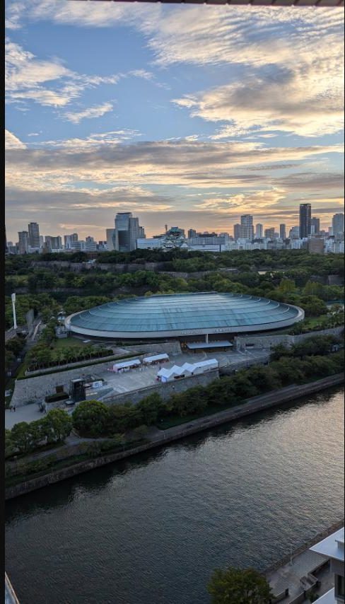 ホテルニューオータニ大阪の客室から見た大阪城ホールと大阪城天守閣の夕景