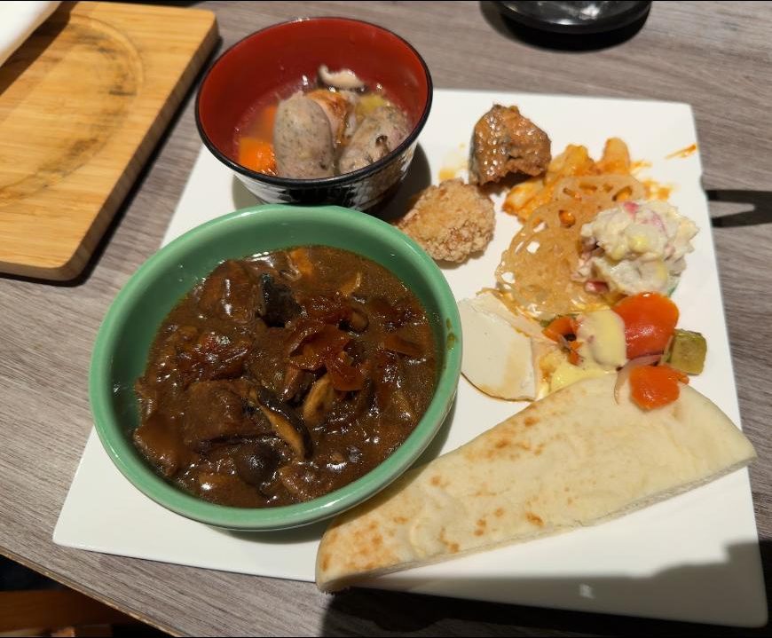 伊豆マリオットホテル修善寺の夕食ブッフェで取ったカレーと肉料理のプレート