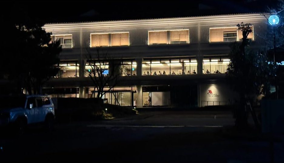 夜にライトアップされた伊豆マリオットホテル修善寺の外観