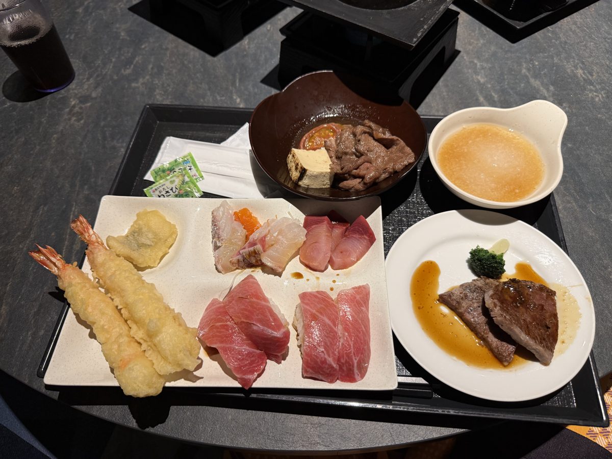 鬼怒川観光ホテルの夕食バイキングで取った天ぷらと寿司とステーキ
