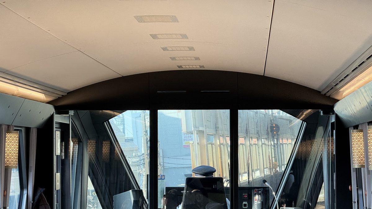 スペーシアXコックピットラウンジから見たガラス越しの運転席