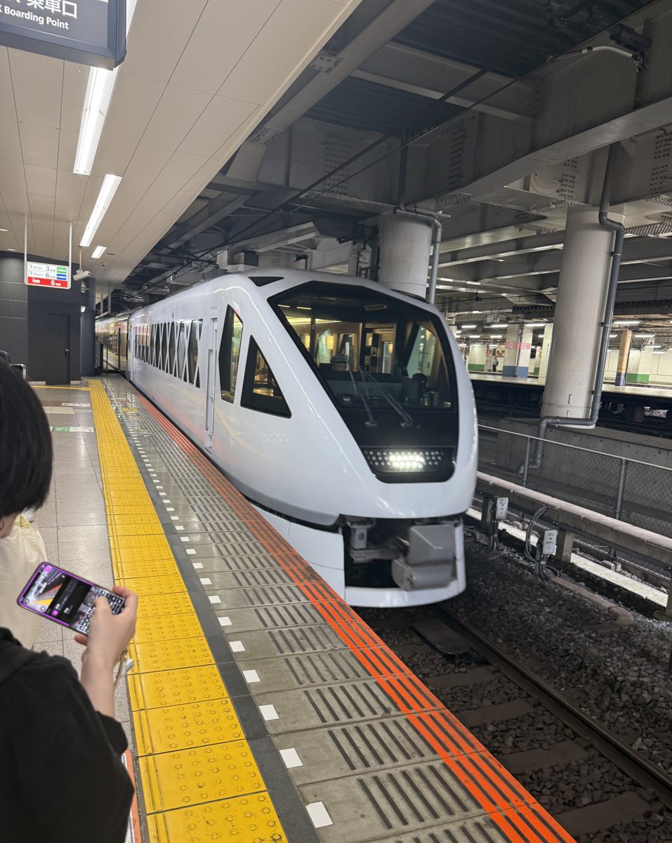 浅草駅ホームに入線した特急スペーシアX