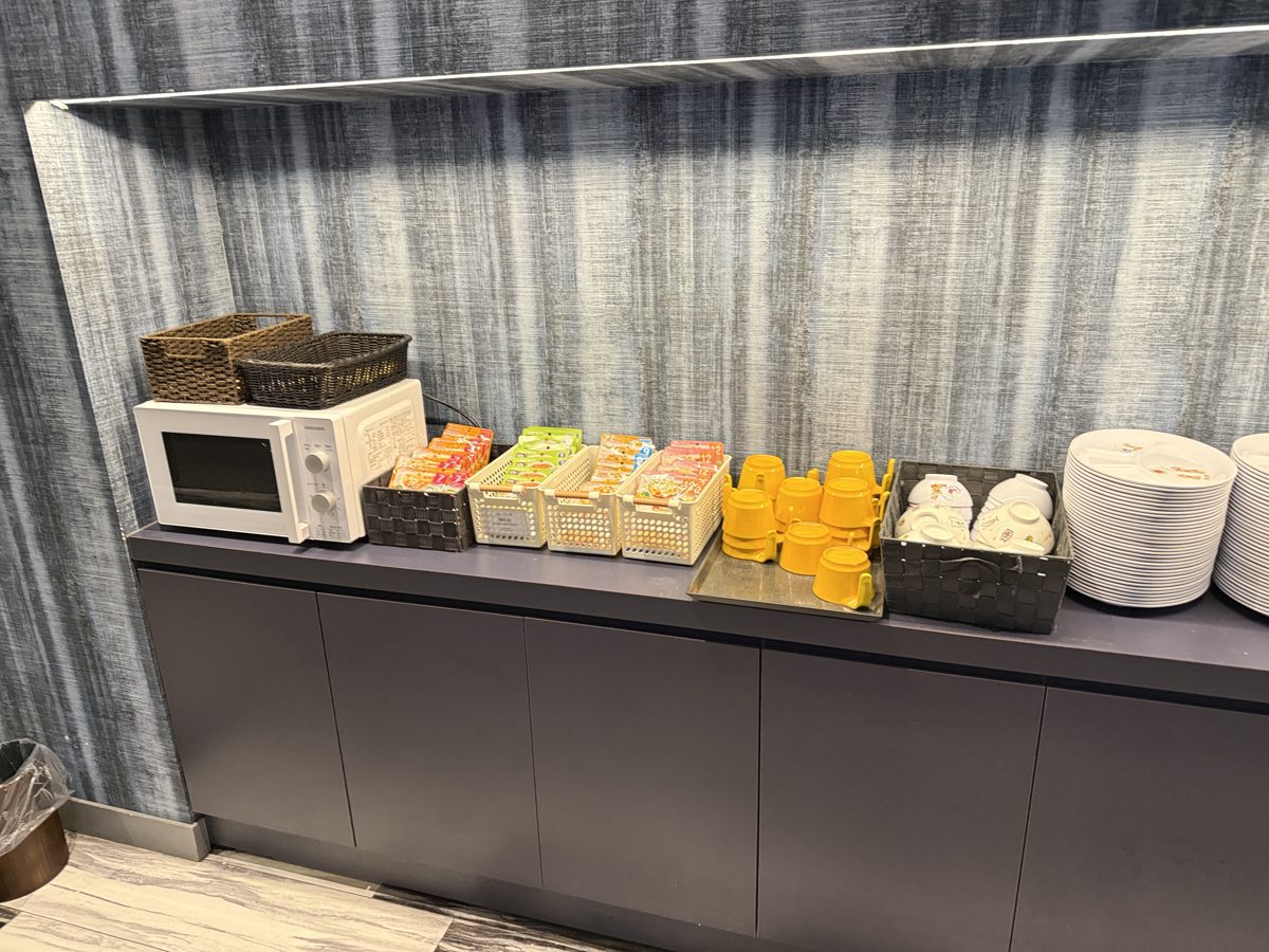 鬼怒川観光ホテルのバイキング会場にある電子レンジとふりかけコーナー