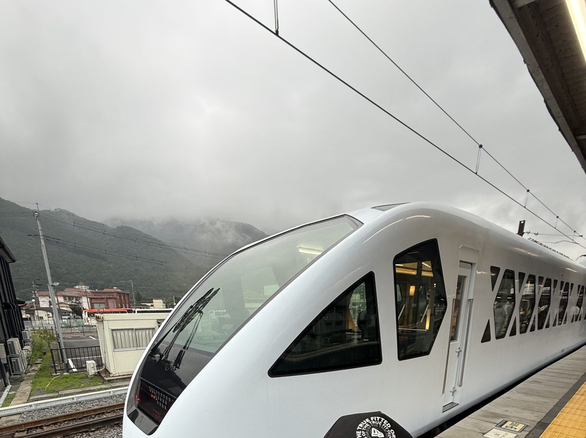 鬼怒川温泉駅に停車中の特急スペーシアX