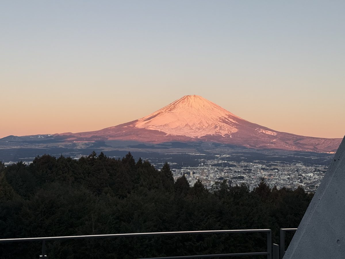 レンブラントプレミアム富士御殿場から朝焼けでピンクに染まる富士山と御殿場の街並み