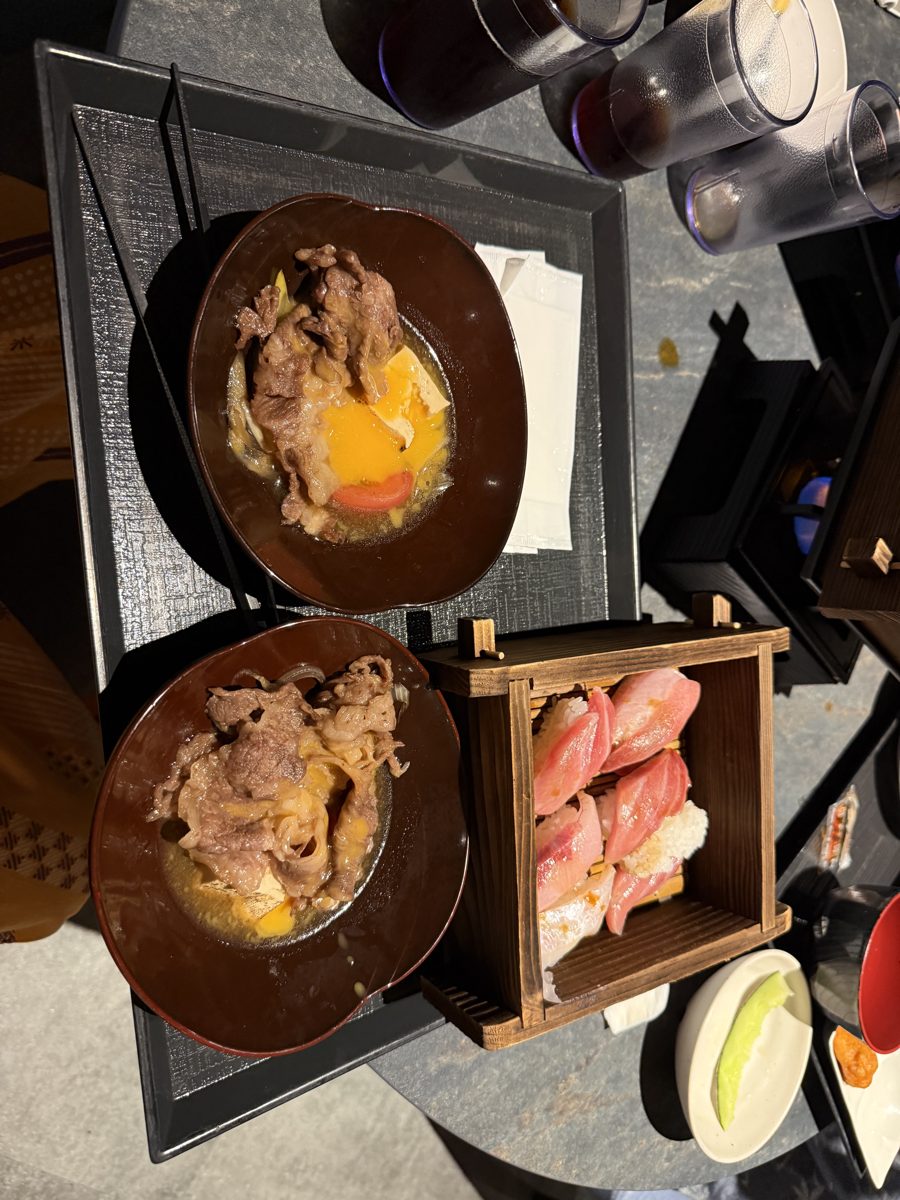 鬼怒川観光ホテルの夕食バイキングのすき焼きと鮪寿司