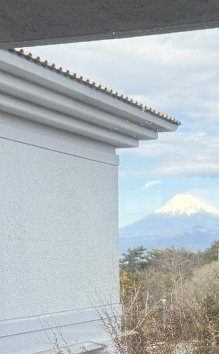 伊豆マリオットホテル修善寺の館内の窓から見えた雪をかぶった富士山